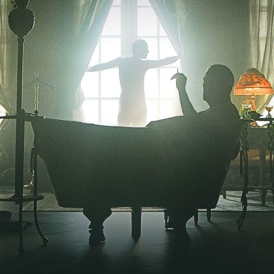 Kungen ligger i ett badkar.