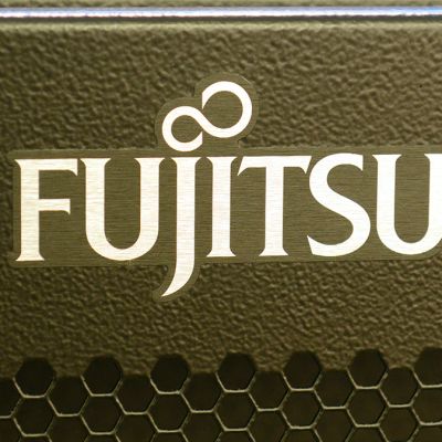 Fujitsun logo tietokoneen kyljessä.