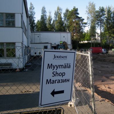 Joutsen Finlandin uuden tehtaan työmaalla on kaivinkone