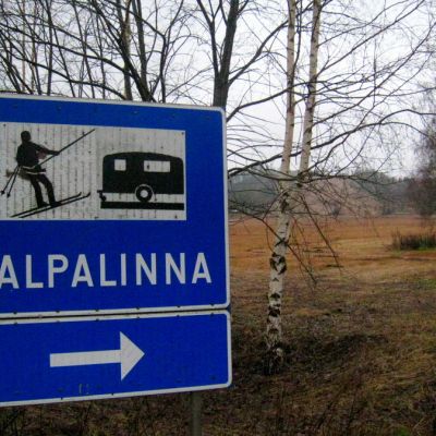 Kalpalinnan kyltti eikä lumesta tietoakaan.