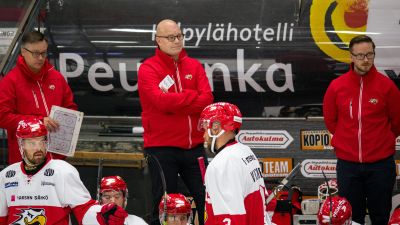 Risto Dufva bakom Sports avbytarbänk.