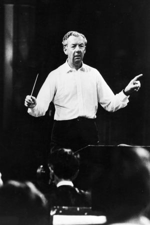 Benjamin Britten johtaa orkesteria