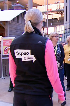 Ihmiset jumppaavat kauppakeskuksessa