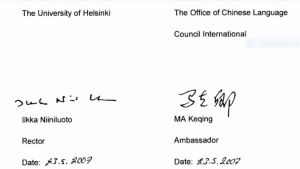Det första kontraktet 2007 undertecknades av Kinas dåvarande ambassadör MA Keqing och Helsingfors universitets rektor Ilkka Niiniluoto Två namnteckningar, rektor Ilkka Niiniluotos och ambassadör Ma Keqings
