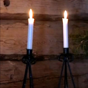 Kaksi kynttilää palaa Konginkankaan uhrien muistotilaisuudessa Saarijärven kirkossa