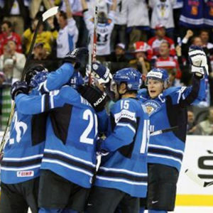 Leijonat juhlivat Jarkko Immosen 1-1-maalia