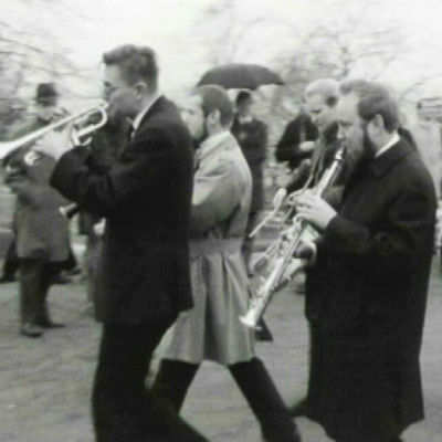 DDT Jazz Band soittaa Suomen Jazzliiton ensimmäisten Jazzpäivien kulkueessa 1967.