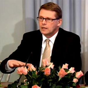 Matti Vanhanen ja Jyrki Katainen istuvat tiedotustilaisuudessa pöydän takana.