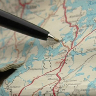 Kynä osoittaa Suomen karttaa, ohjelmasta Suomi Express (2008)