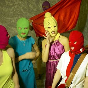 Pussy Riot -ryhmä poseeraa värikkäät kommandopipot päässään.