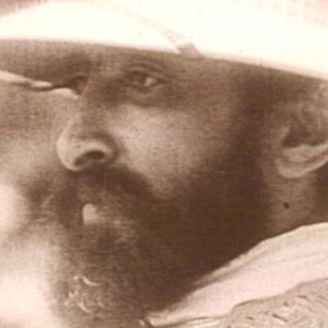 Keisari Haile Selassie sivuprofiilissa korkkihattu päässään.