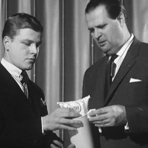 Toimittaja Arvi Lind tutkii maitopussin kaadinta Arne Heleniuksen kanssa 1967.