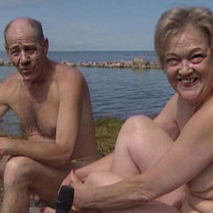 Kaksi naturistia istuu järven rannalla, ohjelmasta Ajankohtainen kakkonen (1996)