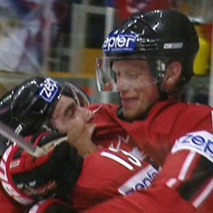 Kanadalaiset juhlivat maalia MM-jääkiekon finaaliottelussa Suomea vastaan 2007