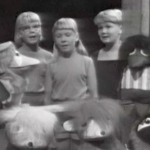 Lapset esittävät Mörri Möykky -laulun