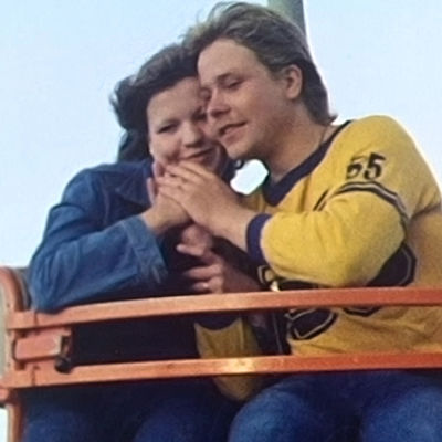 Kale ja hänen tyttöystävänsä Linnanmäen huvipuistossa dokumentissa Elämän kevät.