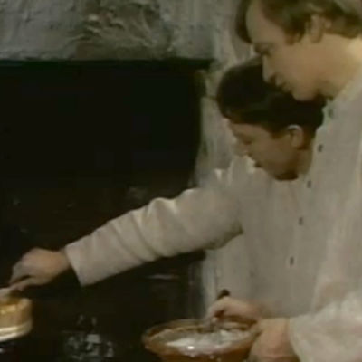 Veijo Vanamo ja Jaakko Kolmonen valmistavat ruokia