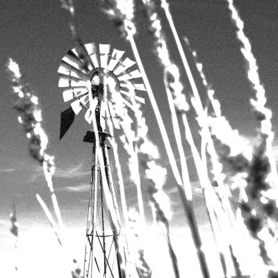 Vanha tuulimylly kuvattuna heinänkorsien välistä