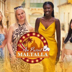 Au pairit eli neljä nuorta naista poseeraavat rinnakkain katse kameraan, taustalla Maltan jylhät kaupunkimaisemat. Kuvan päällä teksti Au pairit Maltalla.