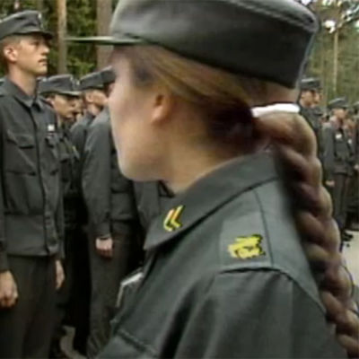 Uutiskuvaa naisista armeijassa, alareunassa Elisabeth Rehnin kuva