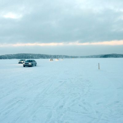 Henkilöautoliikennettä Vaajasalon jäätiellä Kuopiossa