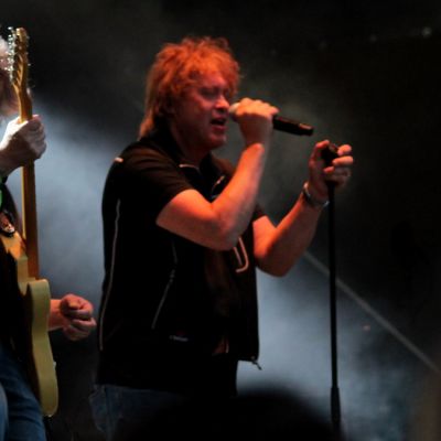 Juha Torvinen vääntää kitaraa ja Martti Syrjä tulkitsee