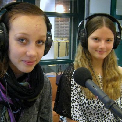 Jenna Seppälä ja Mira Simola istuvat studiossa kuulokkeet päässä