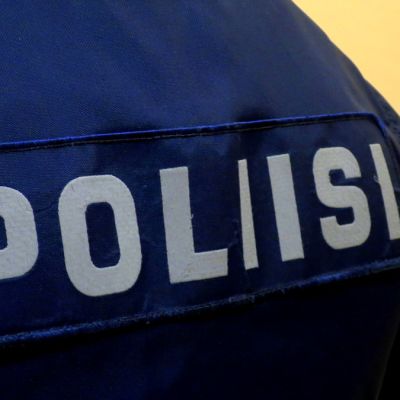 Poliisin merkki selkäkuva