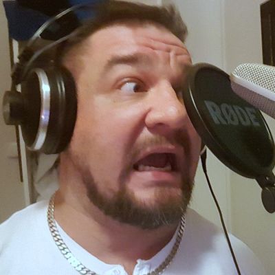Mies dubbaa omaaesiintymistää äänitysstudiossa.