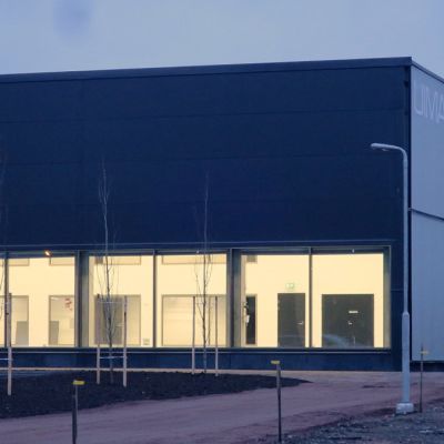 ulkokuva syksyn uimahallista syksyn sinisessä valossa