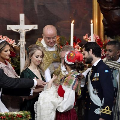 Kummit siunaavat prinssi Gabrielin.