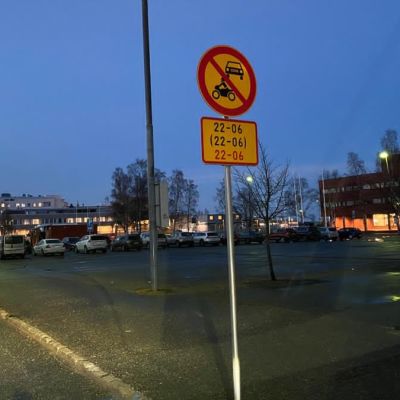Liikennemerkki, kielto, nuorisoralli