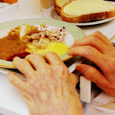 Vanhus on saanut aterian vuoteeseensa