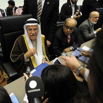 Saudi-Arabian edustaja Ali I. Naimi puhuu toimittajille ennen Opecin kokouksen alkua Wienissä
