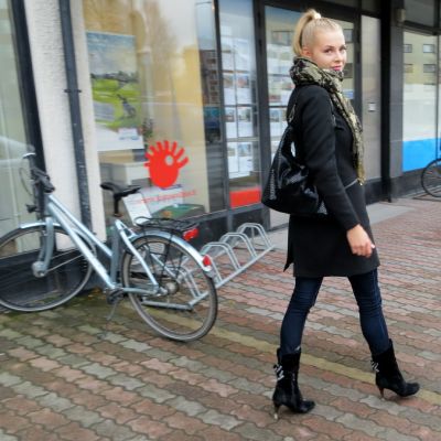 Alma Heikkilä kävelee Forssan kaduilla