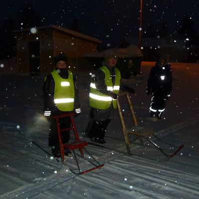 Heijastinliivit näkyvät hyvin pimeässä.