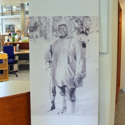 Simo Häyhän kuva kirjastossa