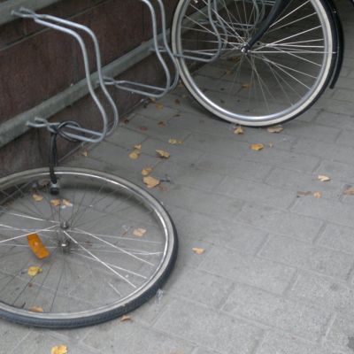 Pyörän eturengas lukon varassa