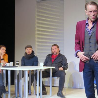 Näyttelijöitä teatterin lavalla