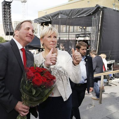 Sosiaalidemokraattisen puolueen puheenjohtaja Stefan Löfven ja sosiaalidemokraattien poliitikko Margot Wallström vaalitilaisuudessa Göteborgissa lauantaina.