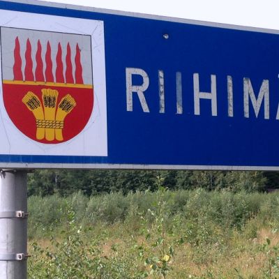 Riihimäen kyltti tiellä