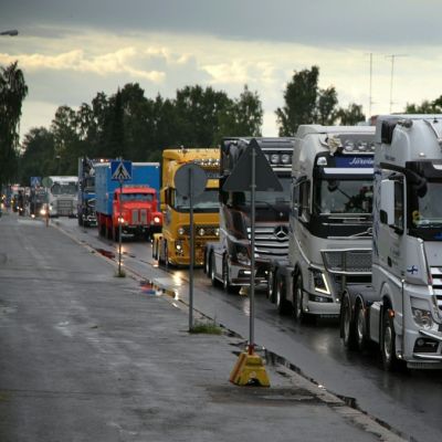 Vetoautoja letkassa maantiellä