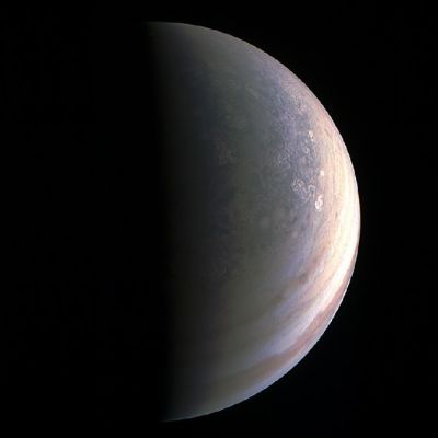 Jupiter-planeetan valaistu poski.