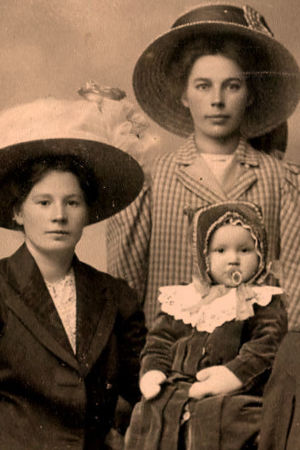 Knut Kangas perheineen: (vas.) Knut, vaimo Ida Maria, tytär Hilkka, poika Einari ja taustalla rouvan sisar Greta Marttila 1911.