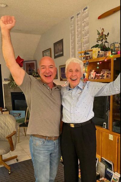 Jeff Bezos berättar för Wally Funk att hon får flyga med honom upp i rymden