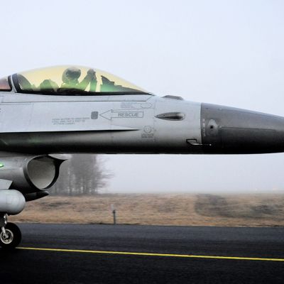 Tanskan ilmavoimien F-16 -hävittäjä kuvattuna Jyllannin tukikohdassa maaliskuussa 2011.