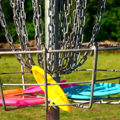 Frisbeet ovat lentäneet frisbeegolfmaaliin.