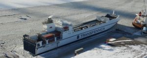 Fraktfartyget Timca i Raumo hamn. Ett fraktfartyg står i en hamn. Det är vinter.