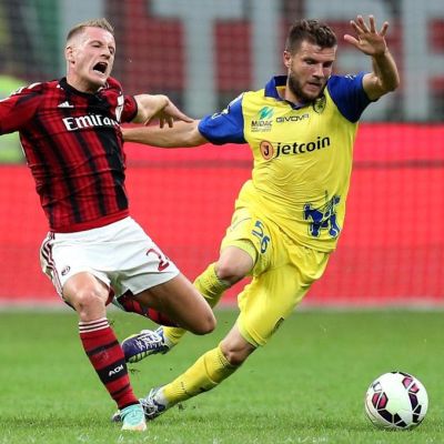 AC Milanin Ignazio Abate (vas.) ja Chievo Veronan Perparim Hetemaj (oik.) tavoittelevat palloa.