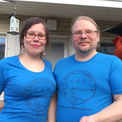 Aino Valovirta ja Marko Jouste Sevettijärven posti -t-paidoissa.
